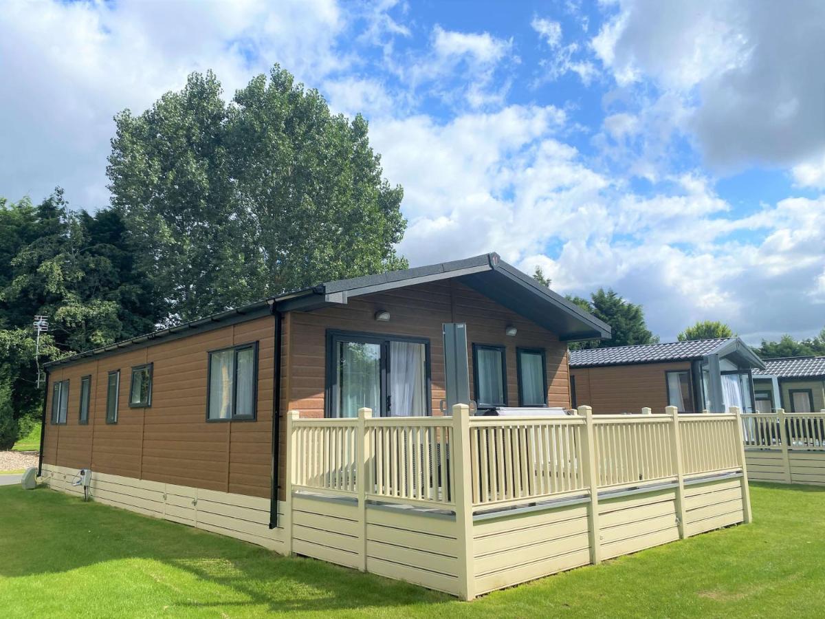 The Yorkshire Burrow Lodge With Hot Tub Bagian luar foto