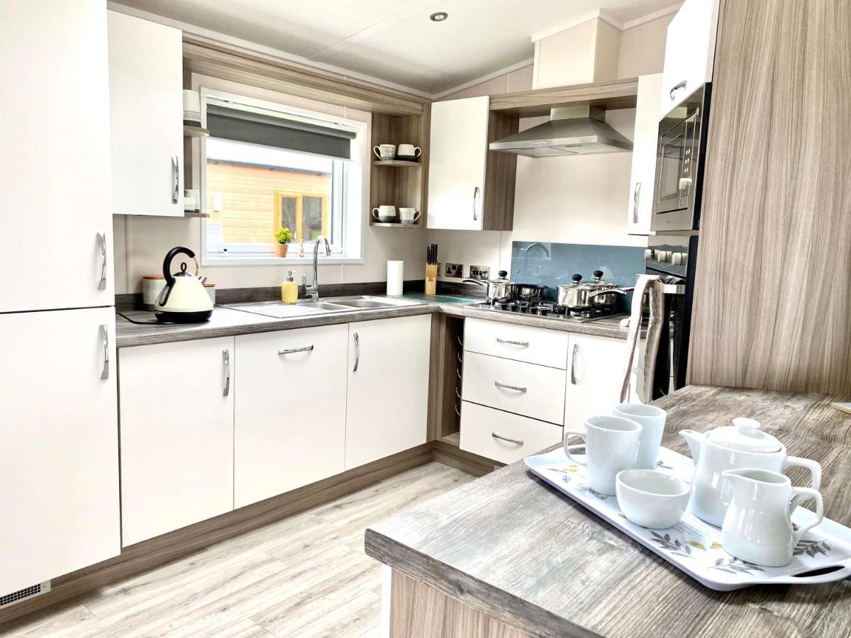 The Yorkshire Burrow Lodge With Hot Tub Bagian luar foto