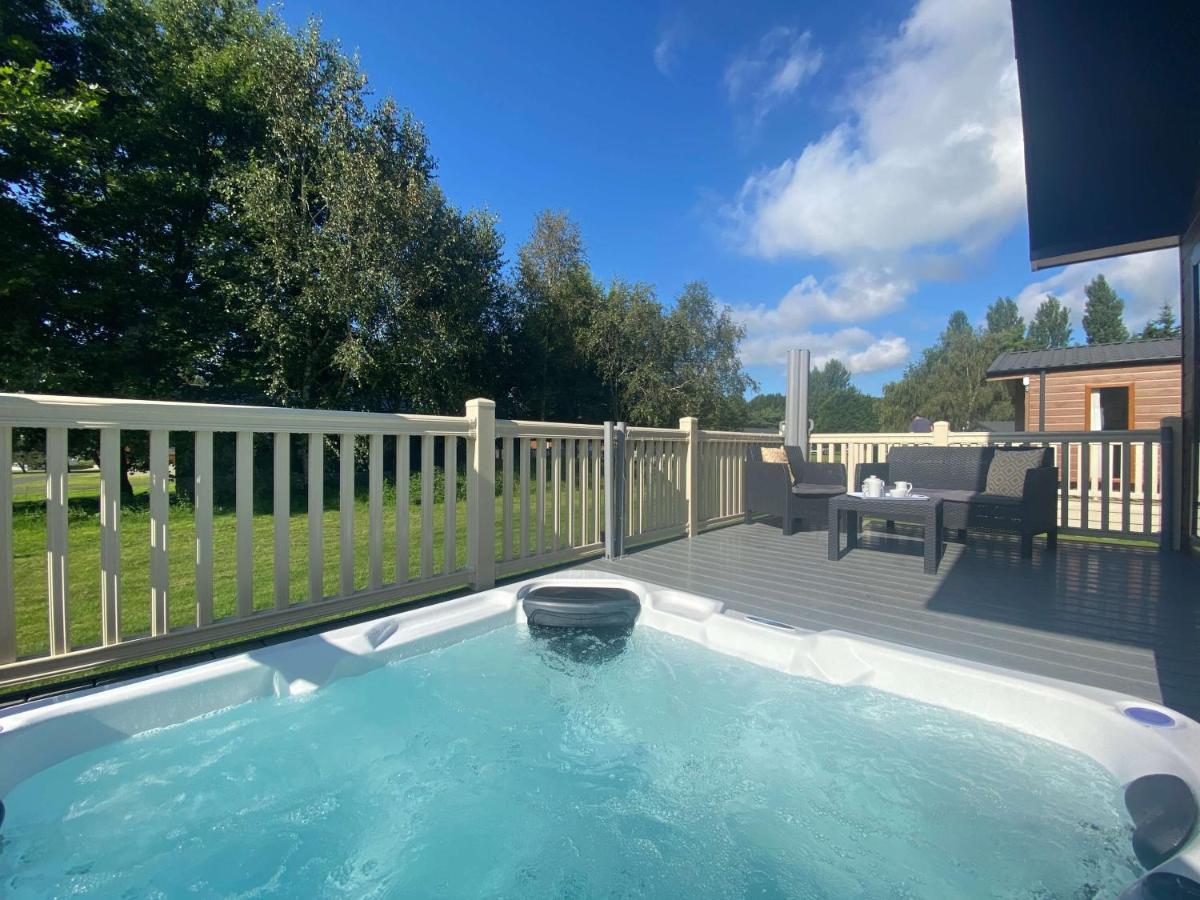 The Yorkshire Burrow Lodge With Hot Tub Bagian luar foto
