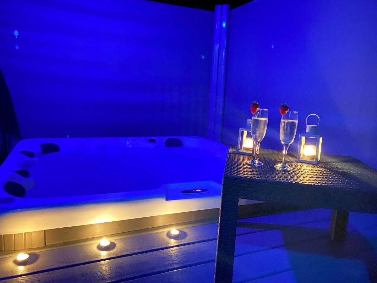 The Yorkshire Burrow Lodge With Hot Tub Bagian luar foto