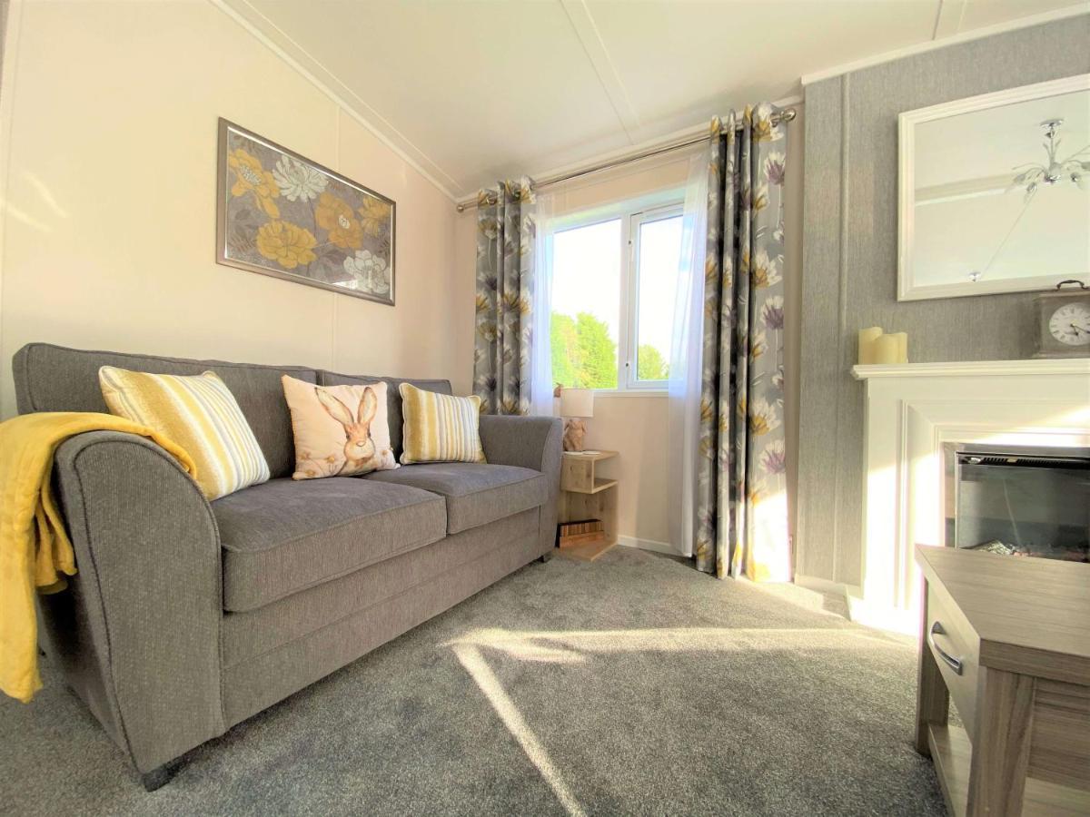 The Yorkshire Burrow Lodge With Hot Tub Bagian luar foto