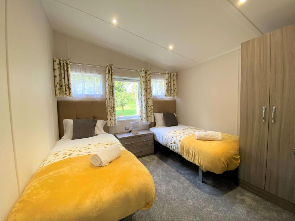 The Yorkshire Burrow Lodge With Hot Tub Bagian luar foto