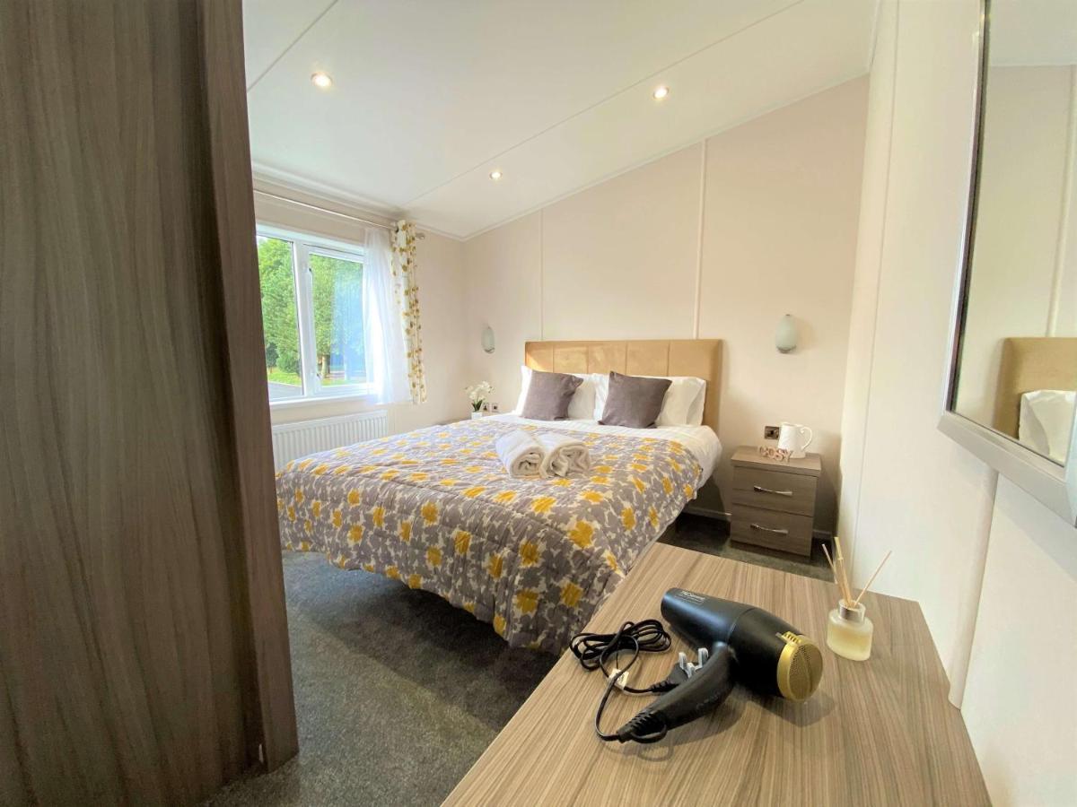 The Yorkshire Burrow Lodge With Hot Tub Bagian luar foto